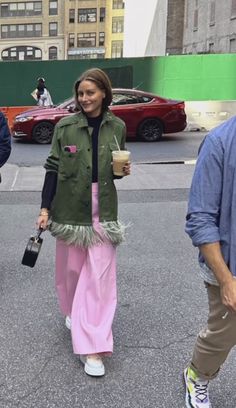 Olivia Palermo Street Style 2024, Olivia Palermo Style Casual, Pink Trousers Outfit, Olivia Palermo Street Style, Olivia Palermo Outfit, Johannes Huebl, Outfits Colorful, Estilo Olivia Palermo, Street Style Fall Winter