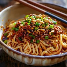 Sichuan Dan Dan Noodles Minced Pork Noodles, Noodles And Sauce, Sukiyaki Recipe, Szechuan Recipes, Spicy Peanut Noodles, Sesame Paste, Dan Dan Noodles, Cantonese Food, Minced Pork