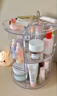 ↳ ‘ 𝐍𝐎𝐓 𝐌𝐈𝐍𝐄 🌷‧₊˚ Ⓒ 𝑡𝑜 𝑡ℎ𝑒 𝑟𝑖𝑔ℎ𝑡𝑓𝑢𝑙 𝑜𝑤𝑛𝑒𝑟 .*･ﾟ Skincare Orginazer, Makeup Organization On Desk, Aesthetic Bathroom Accessories, Skincare Vanity Aesthetic, Aesthetic Makeup Organization, Skin Care Desk, Aesthetic Makeup Desk, Skin Care Drawer, Bathroom Makeup Organization Countertop