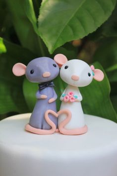 a cake topper with two mice on it