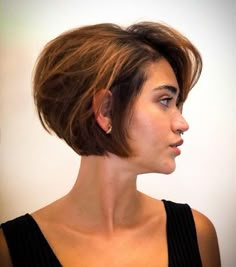 Short Stacked Bob with Side Bangs Stacked Bob Haircut For Fine Hair, Bob Haircuts 2023, Bangs And Short Hair, Hair Cuts 2022, Hairstyles For Over 40, Inverted Bob With Bangs, Short Brown Hairstyles, Cool Short Haircuts