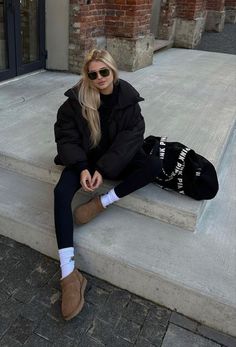 Alo Puffer Jacket Outfit, Skandinavian Fashion, Winter Fashion Outfits Casual, Chic Fall Outfits, Uggs Outfit, White Socks, Outfit Trends