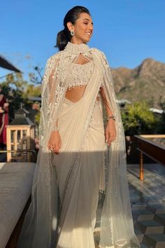 Lehenga Sari, Long Shrug, Robes Glamour, Reception Outfit, Fancy Sarees Party Wear, Sisters Dress, Plain Saree, Bride Sister, Saree Designs Party Wear