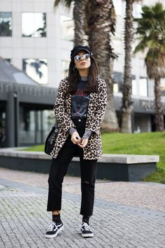 Edgy Mum Fashion, Rocker Work Outfit, Pop Punk Outfits, Fashion Fails, Mum Fashion, Grunge Streetwear, Fashion Mask, Print Coat, Winter Mode