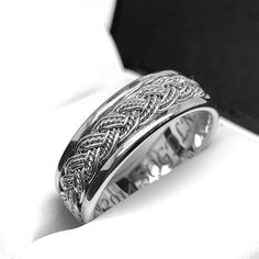 a wedding ring with an intricate design on the outside and inside is shown in black and white