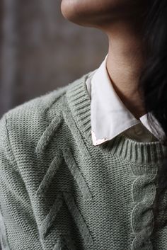 sage knit jumper and collar. Street Style Petite, Knitwear Inspiration, Comfy Cardigan, Autumn Style, Styling Ideas, Accessories Diy, Knit Jumper, Winter Style