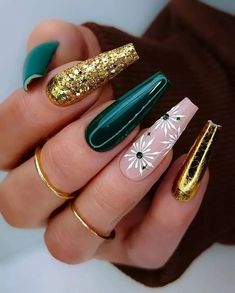 Xmas Nails Green And Gold, Green Gold Nails Christmas, Green And Gold Nails Christmas, Green Ballerina Nails, Green And Gold Nails Ideas, Green Gold Christmas Nails, Green Gold Nails Ideas, New Year's Nails Design, Christmas Nails Green And Gold