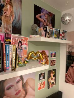 #taylorswift #bedroom #roomdecorbedroom #taylorswiftaesthetic Girls Taylor Swift Bedroom, Fangirl Bedroom Ideas, Swiftie Bedroom Ideas, Taylor Swift Shelf, Room Ideas Taylor Swift, Fangirl Room Aesthetic, Taylor Swift Inspired Bedroom, Taylor Swift Room Ideas, Taylor Swift Room Decor Ideas