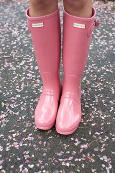 pink // rain Chanel Chain Wallet, Hunter Boots Outfit, Pink Rain Boots, Pink Rain, Blair Eadie, Look Rose