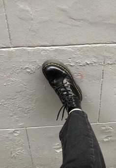 Yennefer Of Vengerberg, Nyc Girl, Skateboard Girl, Tumblr Fashion, Dream Shoes, Grunge Aesthetic, Shoe Care