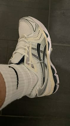 Asics Running Shoes For Streetwear, Aesthetic Clothes Men, Crocs Boots, Urban Shoes, Classy Outfits Men, Dad Shoes, Boys Summer Outfits