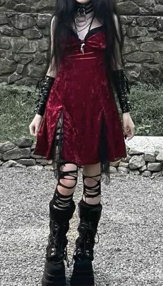 Grunge Vampire Aesthetic, Vampirecore Outfits, Vampire Goth Aesthetic, Vampire Clothes, Vampire Girl, Vampire Goth, Alt Outfits, Romantic Goth, Alt Fashion