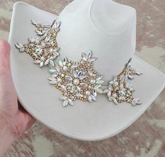 Decorated Cowboy Hats, Embellished Cowboy Hat, Hat With Pearls, Sombrero Cowboy, Classy Hats, Pretty Quinceanera Dresses, Cowgirl Bling, Looks Country, Bride Hat