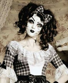 Pretty Halloween Costume Ideas Diy, Creepy Doll Costume, Porcelain Doll Costume, The Mask Costume, Pretty Costume, Doll Halloween Costume, Pretty Halloween Costumes