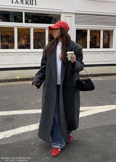 Work Street Style Business, Long Grey Trench Coat Outfit, Winter Day Dress, Uni Winter Outfits Casual, Grey Coat Street Style, Charcoal Trench Coat Outfit, Fall Winter Outfits 2024 2025 Trends, Grey Trench Coat Outfit, Winter Fashion Japan