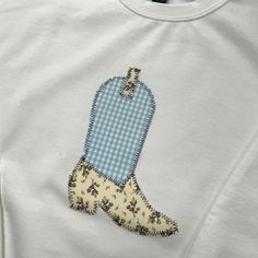 a white t - shirt with an oven mitt appliqued on it