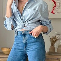 Liz Teich on Instagram: "The BETTER way to tuck 😜 I got so many messages about how I styled my top like this so had to share a tutorial for you guys. This is especially great with oversized shirts and even vintage/men’s shirts! Tag me if you try it—love to see it! ✨ SAVE to remember and SHARE if you think someone needs to know ✨ Shirt: @reformation Jeans: @andotherstories (old) Glasses: @seeeyewear Necklaces: @nadrijewelry & @monicarichkosann Earrings: @christinacarusostyle #shirthack #s Old Glasses, Reformation Jeans, Chic Wardrobe, Blue Button Up Shirt, Clothes Organization Diy, Oversized Shirts, Horse Logo, Shirt Tucked In