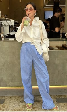 Blue Striped Pants Outfit Summer, Blue Pantalon Outfit, La Outfit Ideas, Blue Striped Pants Outfit, Stripped Pants Outfit, Striped Trousers Outfit, Blue Linen Pants Outfit, Blue Trousers Outfit, Striped Pants Outfit