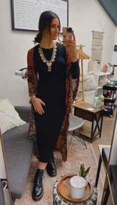 Office Bohemian Outfit, Kimono Work Outfit Classy, Kimono Witch Outfit, Business Boho Chic Work Outfits, Kimono Work Outfit, Boho Office Style Work Outfits, Professional Bohemian Outfits, Kimono Winter Outfit, Boho Outfits For Work