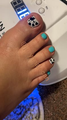 Pedicure Cow Print, Easy Country Nail Designs, Western Toenails, Western Pedicure Designs, Cow Pedicure, Punchy Western Nails Short, Western Pedicure, Western Toe Nail Designs