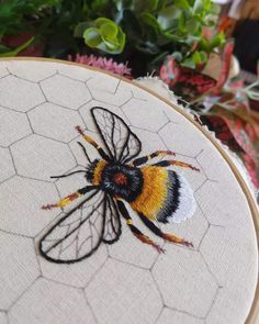 Abelha bordada a mão com técnica realista chamada pintura de agulha em cima de um favo de mel Embroidery Bugs, Embroidered Insects, Unusual Embroidery, Bugs Embroidery, Working Bee, Big Bee, Embroidery Stitches Beginner, Birds Embroidery Designs, Pillow Embroidery