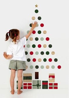 40 DIY Alternative Christmas Trees Adding Fun Wall Decorations to Green Holiday Decor Alternative Christmas Trees, Green Holiday Decor, Diy Christmas Wall, Paper Christmas Tree, Handmade Christmas Decorations, Winter Home Decor