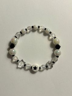 Black Star Bracelet, Grunge Beaded Bracelets, Black And White Beaded Bracelet, Star Beaded Bracelet, Bracelets Inspiration, Pulseras Kandi, Diy Kandi Bracelets