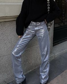 Leather Pants Straight, Casual Outfits Cute, Winter Outfits Casual, Silver Pants, Metallic Jeans, Disco Pants, Metallic Pants, Party Fits, Outfit Jeans