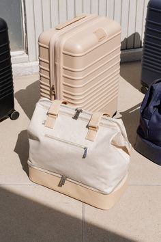 Tas Traveling, Travel Packing Hacks, The Minimalists, Travel Aesthetics, Packing Bags Travel, Cute Luggage, Airport Fits, Weekender Bags