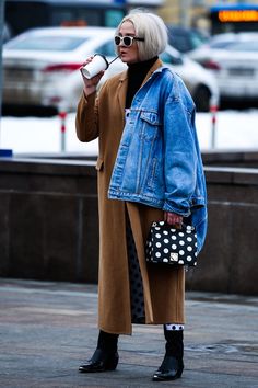 Russia Street Style—Russia Fashion Week Layering Jean Jacket Outfit, Winter Street Styles, Looks For Winter, Russia Fashion, Winter Styling, Denim Street Style, Winter Street, Denim On Denim, Fashion Street Style