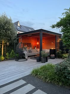 Tuin in de avond met verlichting en haardjes, overkapping douglashout Beautiful Pergola, Pergola Design Ideas, Patio Decor Ideas, Garden Court, Summer House Garden, Pergola Ideas, Pergola Design, Beautiful Patios, Most Beautiful Gardens