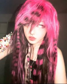 Medium Scene Hairstyles, Scene Girl Style, Long Scene Hair, Scene Bangs, Y2k Grunge Outfits, Emo Girl Hairstyles, Scene Queens, Emo Makeup, Scene Girls