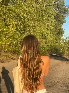 Brown Beach Hair, Beach Girl Hair, 2a Hair, Brown Hair Inspiration, Long Healthy Hair, Peinados Fáciles Para Cabello Corto, Long Wavy Hair, Beach Hair, How To Make Hair