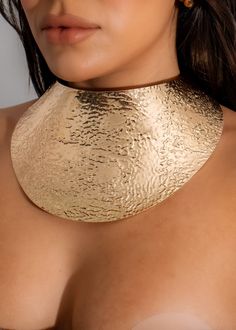 Beautiful and elegant Majesty Collar Necklace Gold, perfect for adding glamour to any outfit Collar Necklace Gold, Dress Work Outfit, Gold Collar Necklace, Diva Boutique, Mask Necklace, Bold Necklace, Golden Necklace, Lace Cutout, Concert Fits