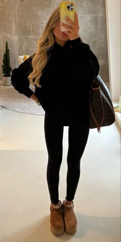 Blonde All Black Outfit, Ugg Looks, Leggings Casual Outfit, Black Leggings Casual, Leggings Outfit Ideas, Cold Outfit