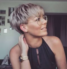 Short Brunette Hair Pixie, Short Textured Hair, Chic Short Hair, Short Hair Pixie Cuts, Short Sassy Hair, Short Hair Trends, Short Grey Hair, Funky Hairstyles