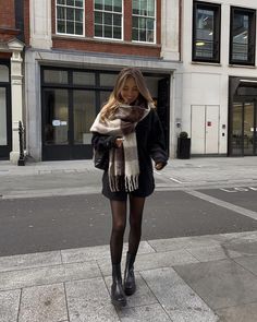 Christmas Spectacular Outfits, Fall Boots 2023, Trenchcoat Outfits, Barcelona Winter, Vinter Mode Outfits, Stile Blair Waldorf, Nyc Outfits, New York Outfits