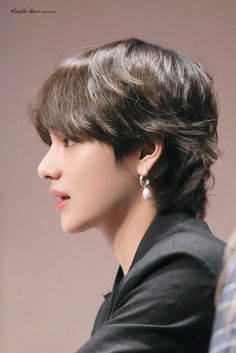 Long Hair Tumblr, Tumblr Hair, Body Picture, Mullet Hairstyle, Celebrity Art, V Taehyung, Famous Celebrities, Bts V, Bts Taehyung