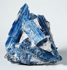 Et la kyanite...ça vous branche Throat Chakra Crystals, Gemstone Properties, Metaphysical Healing, Crystal Therapy, Crystal Meanings, Blue Kyanite, Minerals And Gemstones, Throat Chakra