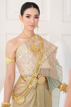 🇹🇭🇹🇭 Thai Chakkraphat costume 🇹🇭🇹🇭 Hmong Fashion, Thai Traditional Dress, Prom Dress Inspiration