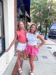 Preppy Concert Outfit, Preppy Skirt Outfits, Outfit Inspo Preppy, Greece Outfit, Preppy Fits, Preppy Tops, Girls Attire, Preppy Winter