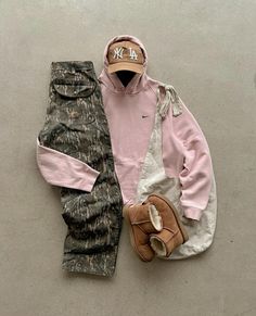 #clothing #clothes #vintage #fit #camouflage #pink 60 Degree Weather Outfit Spring, Womens Outfit Inspiration, 60 Degree Weather Outfit, Clothes Basics, Bummy Outfits, Zoo Outfit, Vintage Outfit Inspiration, Cool Outfit Ideas, Womens Outfit