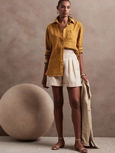 Oversized Linen Shirt | Banana Republic Oversized Linen Shirt Outfit, Linen Shorts Outfit, Linen Shirt Outfit, Linen Style Fashion, Oversized Linen Shirt, Shirt Elegant, Formal Trousers, Effortlessly Chic Outfits, Trendy Blouse Designs