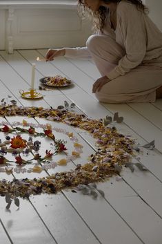 Dit is een kracht ritueel voor volle maan, met twee stenen die de maan symboliseren, vruchten van de oogst en bloemen van moeder aarde. Aesthetic Witchcraft, Spiritual Retreat, Healing Space, Witch Aesthetic, Profile On Instagram, Practical Magic