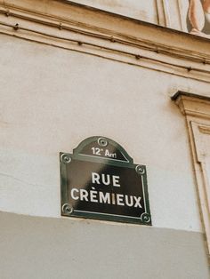 a sign on the side of a building that says rue cremieux in french