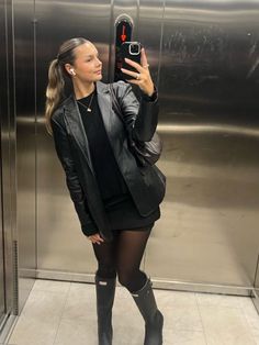 leather blazer hunter boots all black outfit Hunter Boots Outfit Rainy Days, Hunter Boots Outfit Winter, Black Hunter Boots Outfit, Hunter Boot Outfits, Hunter Boots Outfit, Black Hunter Boots, Black Boots Outfit, Hunter Outfit, Italy Outfits