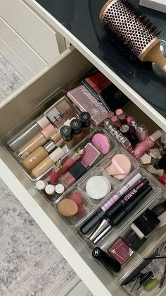 Room Organization Bedroom, Makeup Bag Essentials, Makeup Help, Makeup Haul, Makeup Items, Aesthetic Beauty, Makeup Storage