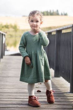 Hver dag legger vi ut tips om en gratis strikkeoppskrift. Toddler Summer Dresses, Mountain Sheep, Baby Barn, Crochet Girls, Winter Girls