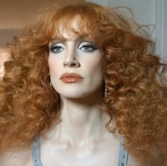 1970s Disco Hair, Disco Curls, Disco Hair, Vintage Redhead, 70s Hair, Retro Makeup, 70s Women, 70s Disco, Blue Eyeshadow