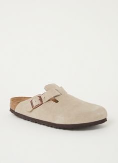 De meest trending Birkenstock van 2022 en zo draag je ze - Shopperella Beige Outfit, Boston Clog, Birkenstock Boston Clog, Birkenstock, Love It, Clogs, Boston, Slippers